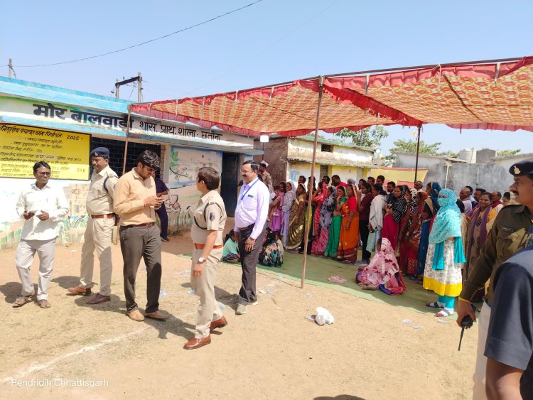 *कलेक्टर ने करही स्थित आदर्श मतदान केंद्र में किया मतदान,मतदान केंद्र में व्यवस्थाओं का किया अवलोकन, बढ़ चढ़कर मतदान करने मतदाताओं से की अपील*