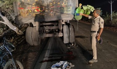 सड़क किनारे खड़े ट्रेलर से टकराया बाइक सवार: सिर मे गंभीर चोट से मौके पर ही हुई मौत, दूसरा गंभीर रूप से घायल