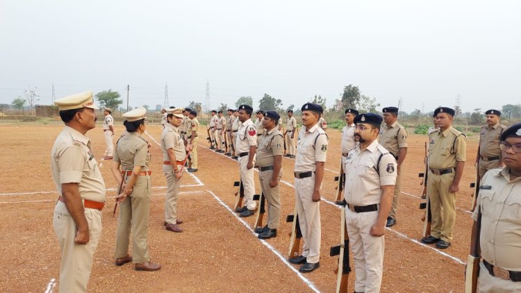 मुंगेली पुलिस अधीक्षक ने  जिले के पुलिसकर्मियो को कराये गये परेड एंव मार्चपास्ट