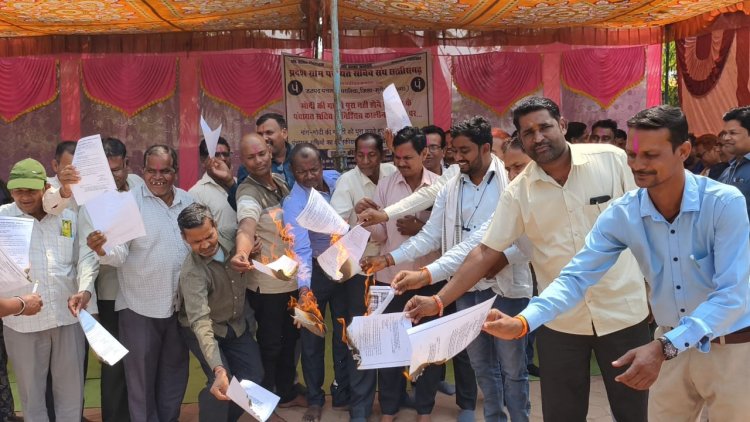 पंचायत सचिवों के अनिश्चितकालीन हड़ताल से ग्रामीण क्षेत्रों में मूलभूत सुविधाये बाधित , नवनिर्वाचित सरपंचों का प्रभार भी अटका