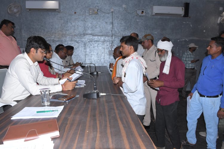 *जनदर्शन: बिजली की समस्या की शिकायत पर कलेक्टर ने विद्युत विभाग के अधिकारी को लगाई फटकार*  *जिले में निर्बाध रूप से विद्युत आपूर्ति के दिए निर्देश