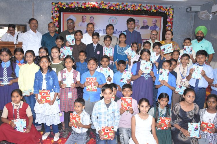 *मुख्यमंत्री शिक्षा गौरव अलंकरण समारोह अंतर्गत जिला स्तरीय शिक्षक सम्मान समारोह आयोजित,कलेक्टर-एसपी ने जिले के उत्कृष्ट शिक्षकों को किया सम्मानित*
