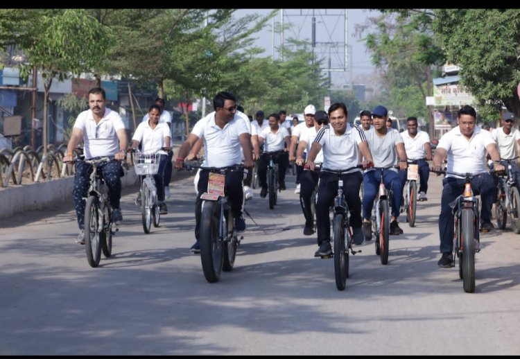 फिट इंडिया मिशन साइकिलिंग अभियान के तहत मुंगेली पुलिस द्वारा सायकल चलाकर शारीरिक रूप से फिट रहने हेतू  किया गया जागरूक