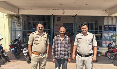 शातिर शराब तस्कर सिंघम गुण्डा को अवैध शराब की बिक्री करते पुलिस ने धर दबोचा, भेजा जेल