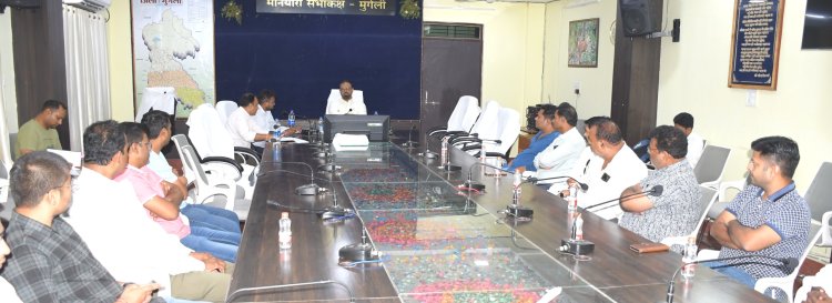 *हथेकरा एवं नवाडीह संग्रहण केन्द्र से धान का शीघ्र उठाव करने कलेक्टर ने दिए निर्देश*  *कलेक्टर ने ली विभागीय अधिकारियों और राईस मिलर्स की बैठक