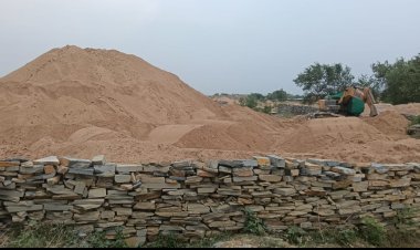 महासमुंद - कलेक्टर लंगेह के निर्देश पर रेत के अवैध भंडारण पर ग्राम बरबसपुर में बड़ी कार्रवाई