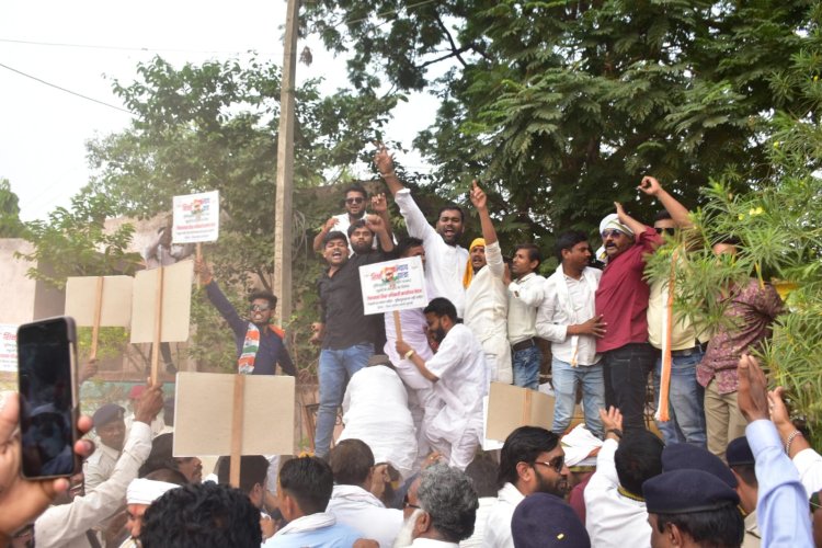 शिक्षा न्याय यात्रा आंदोलन में शामिल कांग्रेसियों ने किया बीईओ आफिस का घेराव ,  बेरिकेट्स रही बेअसर