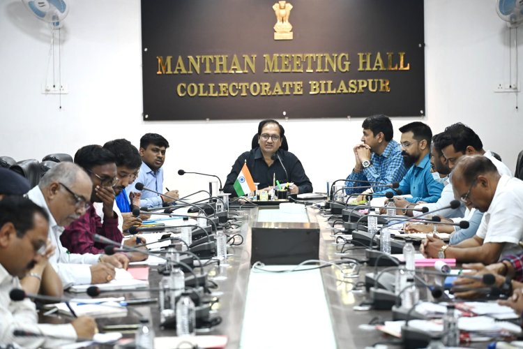 *कलेक्टर ने कहा अवैध तरीके से सरकारी जमीन हथियाने वालों के खिलाफ करें एफआईआर, खाद-बीज उठाने में किसानों को न हो कोई परेशानी*