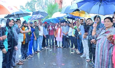 *जन्म जयंती पर याद किए गए डॉ श्यामा प्रसाद मुखर्जी, बरसते पानी में भाजपाइयों ने दी श्रद्धांजलि,किया नमन*