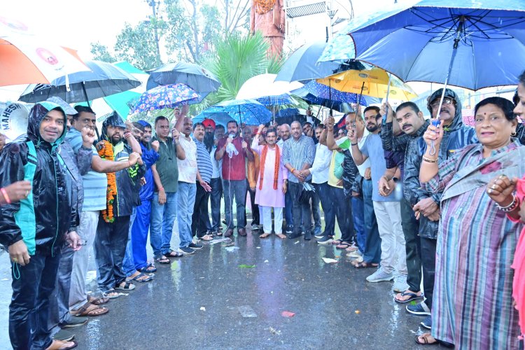*जन्म जयंती पर याद किए गए डॉ श्यामा प्रसाद मुखर्जी, बरसते पानी में भाजपाइयों ने दी श्रद्धांजलि,किया नमन*