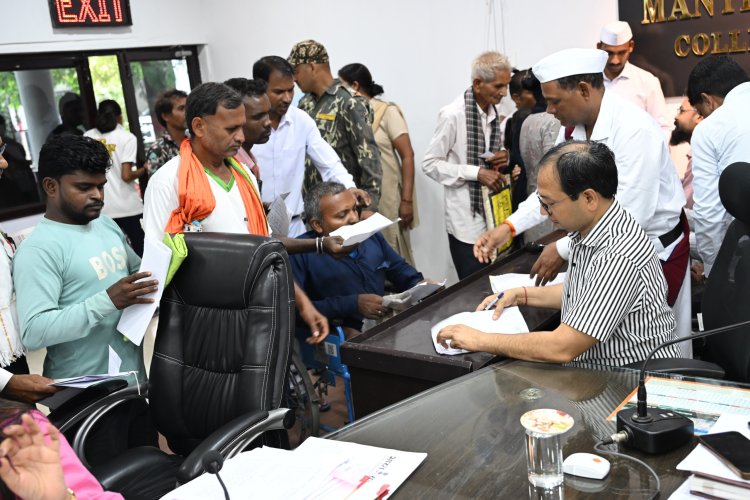 *जन दर्शन : बड़ी संख्या में लोग अपनी मूलभूत समस्याओं को लेकर पहुंचे कलेक्ट्रेट, कलेक्टर ने अधिकारियों को दिए त्वरित निराकरण के निर्देश*