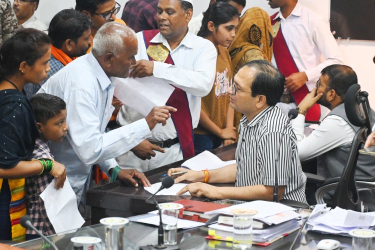 *जन दर्शन : ग्रामीणों ने की सरपंच पति की शिकायत राशन दुकान संचालन में  की जा रही मनमानी जांच के निर्देश, स्मार्ट मीटर लगने से अधिक बिल की शिकायत! रोज़गार सहायक करता हैं फर्जीवाड़ा, कलेक्टर ने सुनी समस्याएं*