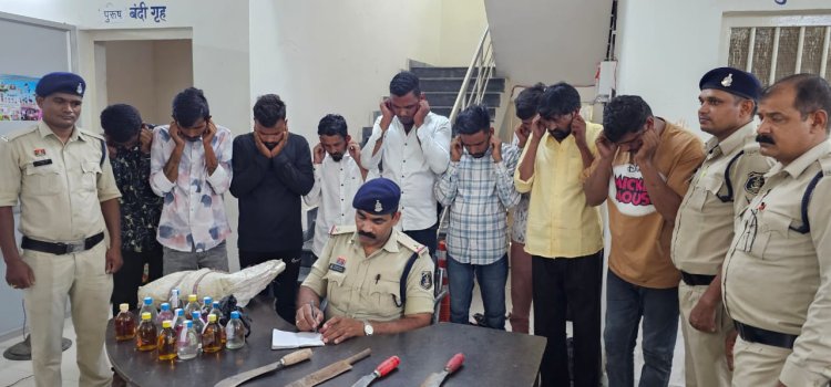*सिविल लाइन पुलिस का बड़ा एक्शन: मिनी बस्ती में रात भर की गई छापेमार कार्रवाई,9 गिरफ्तार हथियार व शराब जप्त*