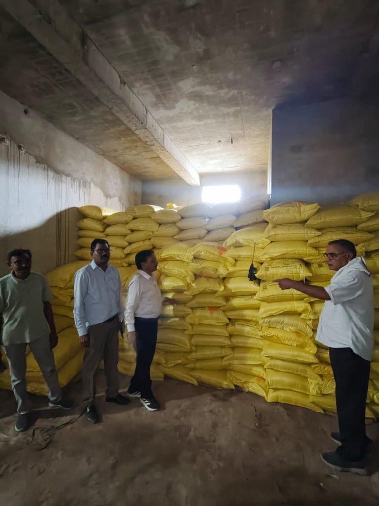 *आधा दर्जन खाद दुकानों में छापामार कार्रवाई,खाद गोदाम सील,लाइसेंस निलंबित,नोटिस देकर एक सप्ताह में जवाब तलब*