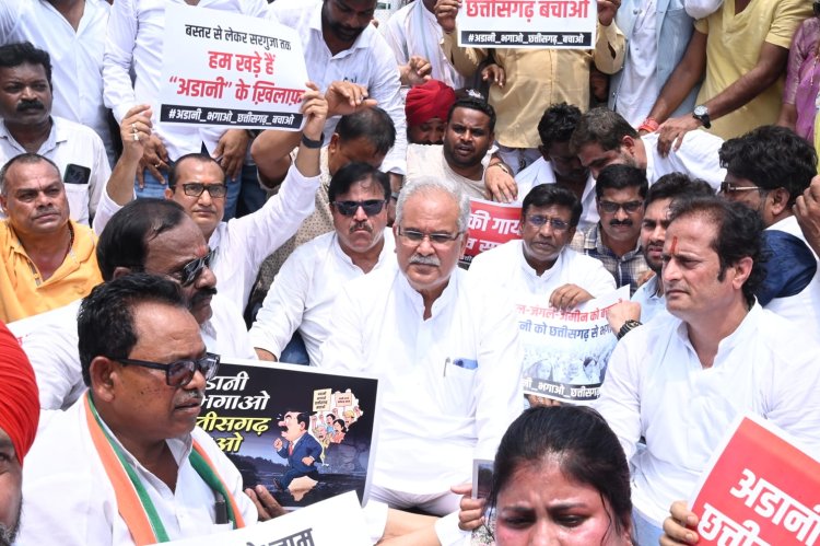 पंकज शर्मा के नेतृत्व में कांग्रेसजनों ने मैग्नेटो माल के पास आर्थिक नाकेबंदी की