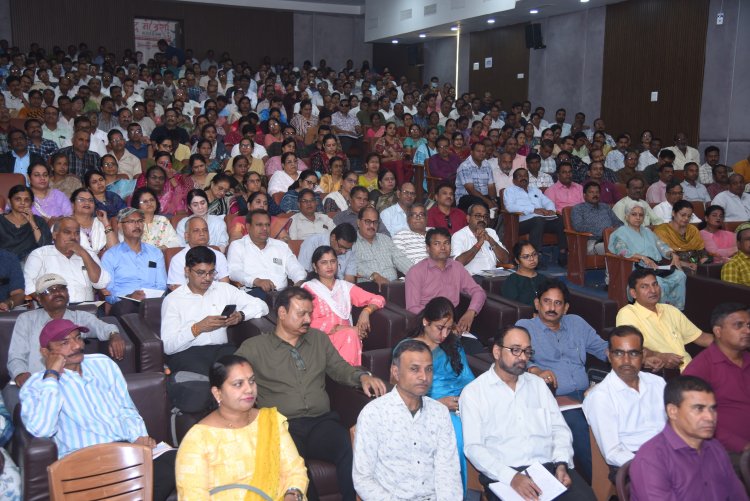 *कलेक्टर ने ली प्राचार्याें की बैठक कहा बच्चों के समग्र विकास के लिए बनाएं कार्ययोजना : शिक्षा की गुणवत्ता सुधारने पर दिया जोर*