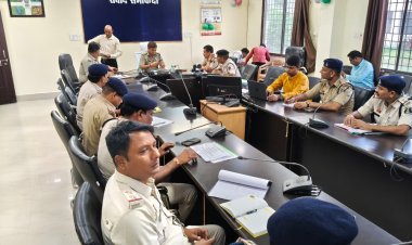 मुंगेली पुलिस अधीक्षक   ने जिले के लंबित अपराधों, शिकायतों, मर्ग व कानून व्यवस्था के संबंध में राजपत्रित एवं थाना/चौकी प्रभारियों की ली क्राईम मीटिंग
