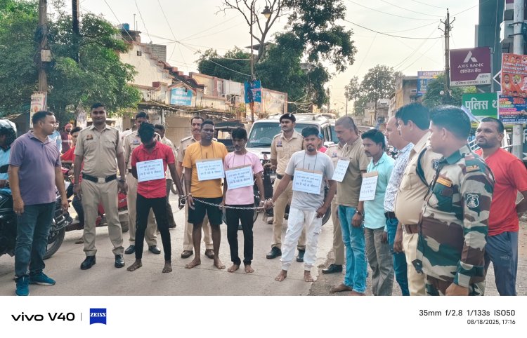 नशे के कारोबार मे लिप्त आरोपियों का शहर मे निकाला जुलुस   पुलिस द्वारा गांजा, ब्राउन शुगर व अन्य नशे का कारोबार एवं सेवन करने वाले  08 तस्करों के  भेजा गया जेल*