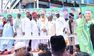 ईद मिलादुन्नबी के जुलुस का पीसीसी सचिव अशरफ हुसैन के नेतृत्व मे जयस्तम्भ चौक पर भव्य स्वागत किया गया.. विशेष रूप से पूर्व मुख्यमंत्री श्री टी एस सिहदेव व श्री विशाल शर्मा स्वागत कार्यकर्म मे हुए शामिल