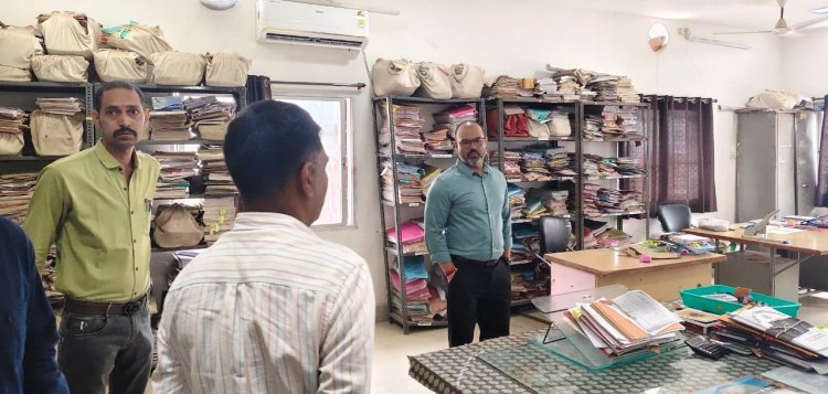 *कलेक्टर ने विभिन्न कार्यालयों का किया निरीक्षण,बायोमेट्रिक मशीन से उपस्थिति की ली जानकारी: समयबद्धता के साथ कार्यालयीन कार्यों में पारदर्शिता लाने के दिए निर्देश*