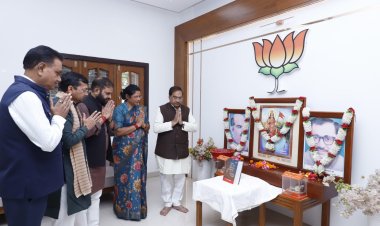 *भाजपा कार्यालय में मनाया गया संविधान दिवस, क्षेत्रीय संगठन महामंत्री अजय जम्वाल ने कहा संविधान लोकतंत्र की गीता*
