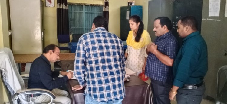 *डीईओ ने चकरभठा स्कूल का किया औचक निरीक्षण*  *10 से अधिक शिक्षकों को कारण बताओ नोटिस जारी
