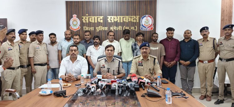Breaking : हत्या के आरोपियो को पुलिस ने किया गिरफ्तार,सेवानिवृत्त लेखापाल की अपहरण कराकर मर्डर करने वाले 11 आरोपियों सहित 04 नाबालिग हिरासत में,मृतक के सगे भाई व परिजन ही निकले हत्या के मास्टरमांइड, संपत्ति हड़पने के उद्देश्य से बाप - बेटे मे दुश्मनी कराकर सुपारी देकर अपहरण कर की गई हत्या,मृतक के बेटे को संपत्ति ना देने फर्जी वचनपत्र,नोटरी तैयार कर किया गया था षड़यंत्र*