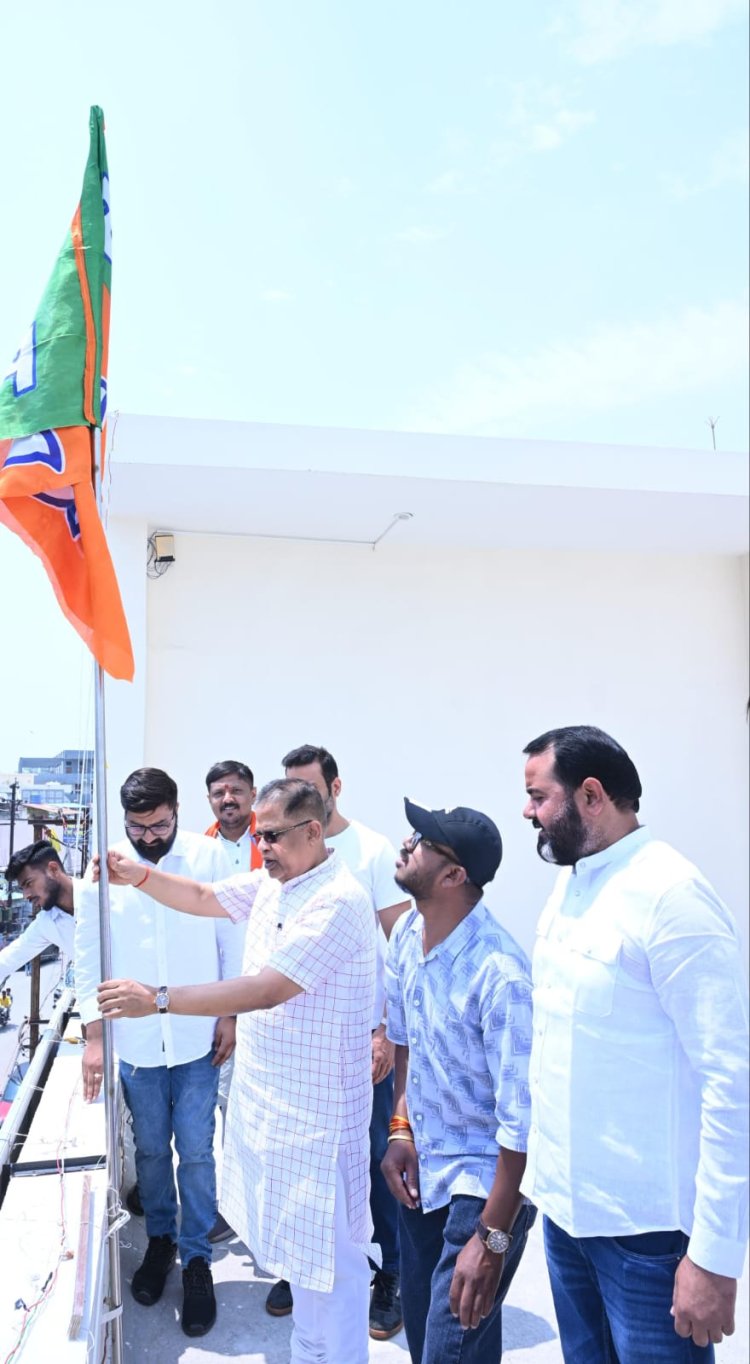 *भाजपा स्थापना दिवस: विधायक अमर अग्रवाल ने किया ध्वजारोहण, कार्यकर्ताओं को दिया राष्ट्र सेवा का संदेश*