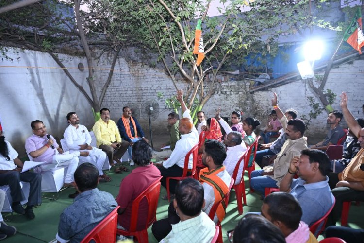 *बिलासपुर के वार्डों में गूंजा 'बस्ती चलो अभियान' का नारा, विधायक अमर अग्रवाल का हुआ भव्य स्वागत*, विकास की नीतियों और मोदी की गारंटी से वार्डवासियों को कराया अवगत, *जनसंवाद के दौरान उमड़ा भारी जनसमूह*