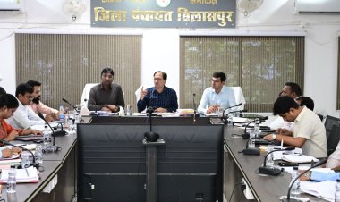 *समीक्षा बैठक में कलेक्टर ने कहा खेती-किसानी की तैयारियों में लापरवाही बर्दाश्त नहीं की जाएगी, खाद-बीज वितरण की हर रोज होगी समीक्षा*,जल संरक्षण के लिए अगले 15 दिनों तक विशेष अभियान चलाने के निर्देश  *टीएल बैठक में सुशासन तिहार एवं फ्लैगशिप योजनाओं की प्रगति की समीक्षा*