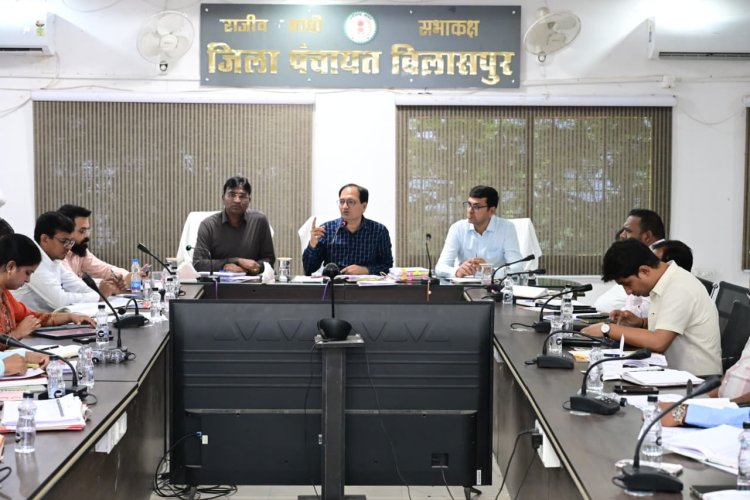 *समीक्षा बैठक में कलेक्टर ने कहा खेती-किसानी की तैयारियों में लापरवाही बर्दाश्त नहीं की जाएगी, खाद-बीज वितरण की हर रोज होगी समीक्षा*,जल संरक्षण के लिए अगले 15 दिनों तक विशेष अभियान चलाने के निर्देश  *टीएल बैठक में सुशासन तिहार एवं फ्लैगशिप योजनाओं की प्रगति की समीक्षा*