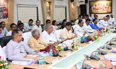 *मुख्यमंत्री ने बिलासपुर संभाग के पांच जिलों की संयुक्त समीक्षा बैठक में विकास कार्यों, राजस्व प्रकरणों, पेयजल, स्वास्थ्य एवं कृषि तैयारियों की समीक्षा, अधिकारियों को सख्त निर्देश, सीएम के जाने के बाद केंद्रीय राज्य मंत्री ने अधिकारियों को दिए निर्देश, बिजली की समस्या पर एक फिर नाराज हुए मंत्री*