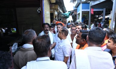 *बुधवारी बाजार आगजनी से प्रभावित व्यापारियों से अमर अग्रवाल ने की मुलाकात, नुकसान का लिया जायजा* 