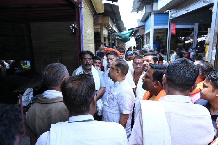 *बुधवारी बाजार आगजनी से प्रभावित व्यापारियों से अमर अग्रवाल ने की मुलाकात, नुकसान का लिया जायजा* 
