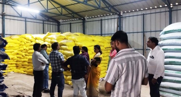 *किसानों को महंगा खाद बेचने वाले पर की गई कार्रवाई, उर्वरक विक्रय पर रोक के साथ ही कारण बताओ नोटिस जारी*