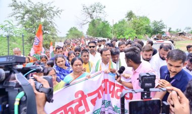 *नकटी प्रभावितो ने की पदयात्रा, प्रदेश कांग्रेस अध्यक्ष दीपक बैज ने प्रभावितो की मांग का किया समर्थन, कहा सरकार उसी जगह नकटी के प्रभावितों को मकान बना कर दें*