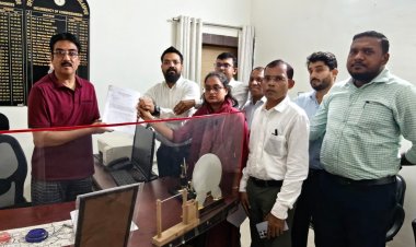 *सर्पदंश राहत प्रकरणों में निर्दोष अधिकारियों के संरक्षण की मांग : प्रशासनिक सेवा संघ ने मुख्यमंत्री के नाम संभागायुक्त को सौंपा ज्ञापन*