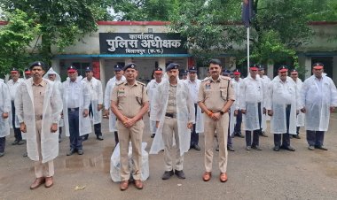 *एसएसपी रजनेश सिंह के दिशा निर्देश पर उल्लेखनीय पहल : ट्रैफिक पुलिस को बरसात के लिए विशेष तैयारी           बिलासपुर यातायात पुलिस की बरसात हेतु विशेष तैयारी ,130 से अधिक जवानों को पारदर्शी रेनकोट वितरित *