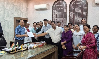   *पुरानी कम्पोजिट बिल्डिंग की समस्याओं के निराकरण के लिए कर्मचारी संगठन ने कलेक्टर को सौंपा ज्ञापन* 