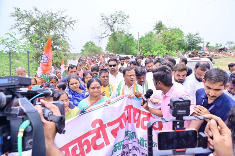 *नकटी प्रभावितो ने की पदयात्रा, प्रदेश कांग्रेस अध्यक्ष दीपक बैज ने प्रभावितो की मांग का किया समर्थन, कहा सरकार उसी जगह नकटी के प्रभावितों को मकान बना कर दें*