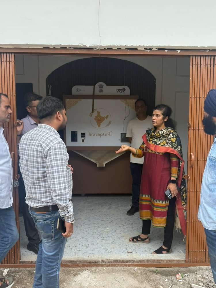 *निर्माणाधीन ग्रेन एटीएम का खाद्य संचालक ने किया निरीक्षण, गुणवत्ता एवं समय-सीमा में कार्य पूर्ण करने के दिए निर्देश,अन्नपूर्णा' ग्रेन एटीएम से हितग्राहियों को त्वरित मिलेगा राशन* 