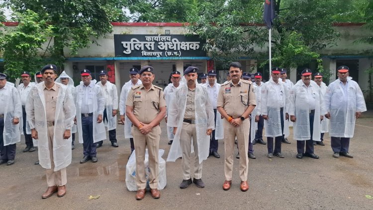 *एसएसपी रजनेश सिंह के दिशा निर्देश पर उल्लेखनीय पहल : ट्रैफिक पुलिस को बरसात के लिए विशेष तैयारी           बिलासपुर यातायात पुलिस की बरसात हेतु विशेष तैयारी ,130 से अधिक जवानों को पारदर्शी रेनकोट वितरित *