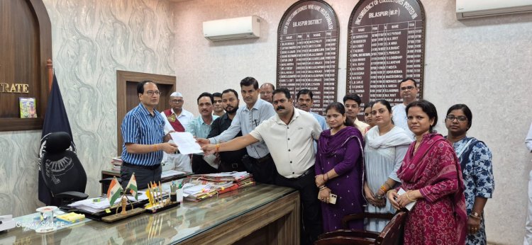   *पुरानी कम्पोजिट बिल्डिंग की समस्याओं के निराकरण के लिए कर्मचारी संगठन ने कलेक्टर को सौंपा ज्ञापन* 
