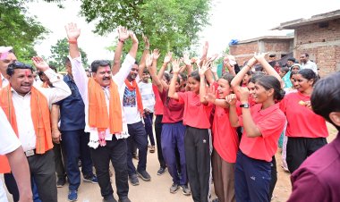 *हर-हर महादेव और बोल-बम के जयघोष के साथ निकली भोरमदेव पदयात्रा, शिवमय हुआ कबीरधाम : उप मुख्यमंत्री  विजय शर्मा हजारों श्रद्धालुओं के साथ पदयात्रा में हुए शामिल*