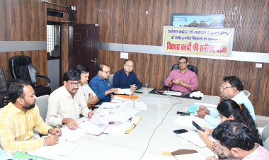 *कलेक्टर ने लंबित कार्यों को प्राथमिकता से पूरा करने के दिए निर्देश, कहा योजनाओं का लाभ अंतिम व्यक्ति तक पहुंचाना प्रशासन की प्राथमिकता*