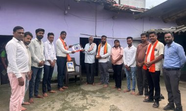 'हर घर तिरंगा' अभियान : भजयुमो ग्रामीण ने शहीद मन्नू लाल सूर्यवंशी के परिजनों को तिरंगा भेंट कर दी श्रद्धांजलि*