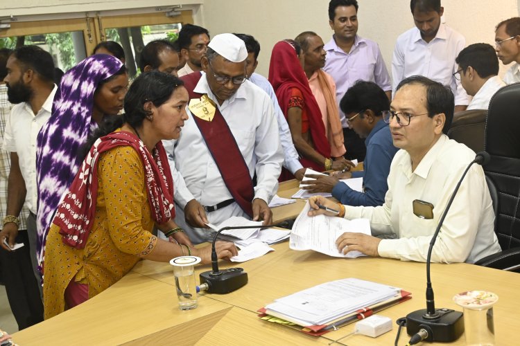 *कलेक्टर ने जनदर्शन में सुनी लोगों की समस्याएं, नहर सफाई, जलभराव, आवास सहित विभिन्न मामलों पर दिए कार्यवाही के निर्देश*  