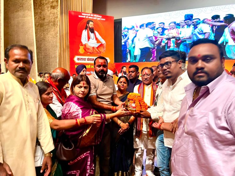 *बीजेपी का देशव्यापी समरसता संकल्प अभियान : संत शिरोमणि गुरु रविदास की 650वीं जन्म जयंती, वाराणसी से आए पवित्र माटी युक्त कलश को मुख्यमंत्री विष्णुदेव साय ने बिलासपुर शहर जिलाध्यक्ष दीपक सिंह को सौंपा*